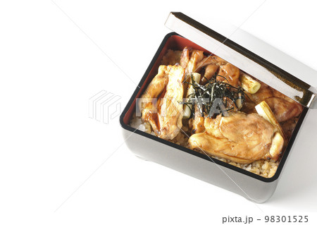 タレがたっぷりかかった焼き長葱と焼き鳥重を白背景で俯瞰撮影 タレがたっぷりかかった焼き長葱と焼き鳥重を白背景で俯瞰撮影 98301525