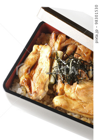 タレがたっぷりかかった焼き長葱と焼き鳥重を白背景で俯瞰撮影 タレがたっぷりかかった焼き長葱と焼き鳥重を白背景で俯瞰撮影 98301530