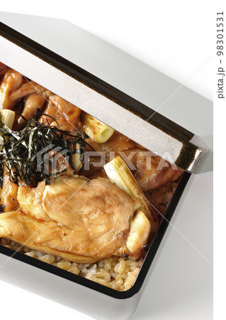 タレがたっぷりかかった焼き長葱と焼き鳥重を白背景で俯瞰撮影 98301531