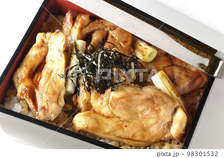 タレがたっぷりかかった焼き長葱と焼き鳥重を白背景で俯瞰撮影 タレがたっぷりかかった焼き長葱と焼き鳥重を白背景で俯瞰撮影 98301532