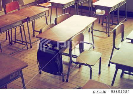 古い小学校教室の机と椅子とランドセルの写真素材 [98301584] - PIXTA