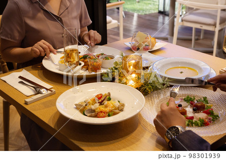 男女がおしゃれなレストランで食事をするイメージ画像カップルデートの素材 98301939