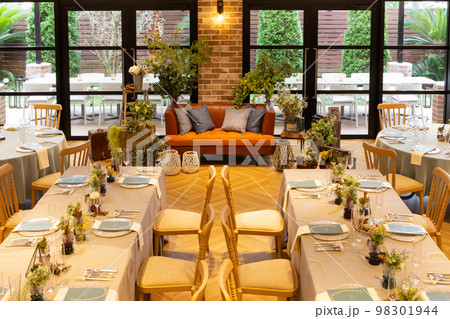 おしゃれな雰囲気の披露宴会場 結婚式食事会場の画像 おしゃれな雰囲気の披露宴会場 結婚式食事会場の画像 98301944