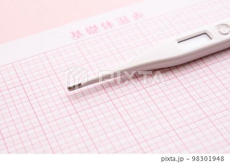 基礎体温表と体温計　イメージ素材 98301948