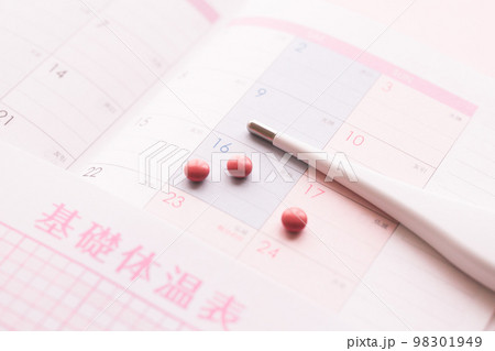 基礎体温表と体温計とピル　イメージ素材 98301949