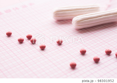 基礎体温表とタンポンとピル　イメージ素材 98301952