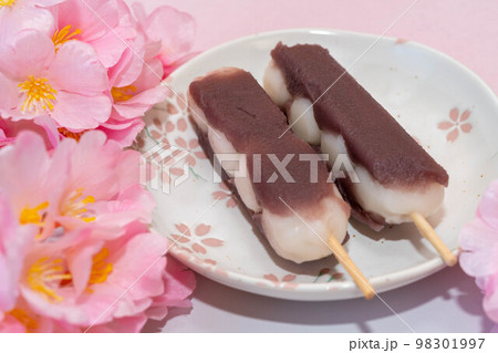 桜の花とあんこの串団子 98301997