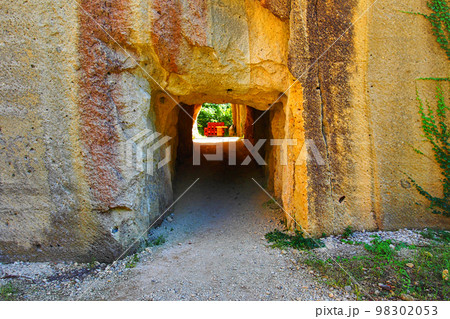 瓜割石庭公園の石トンネル・山形県東置賜郡高畠町 98302053