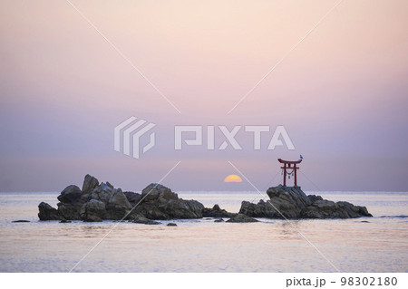 大分県杵築市の奈多海岸に昇る初日の出 98302180