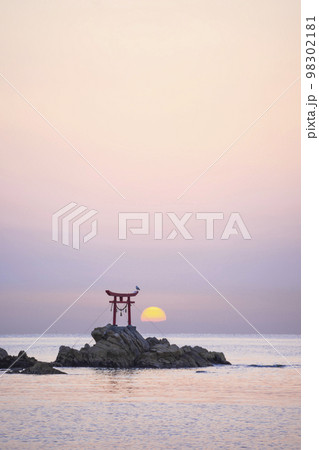 大分県杵築市の奈多海岸に昇る初日の出 98302181