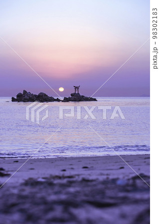 大分県杵築市の奈多海岸に昇る初日の出 大分県杵築市の奈多海岸に昇る初日の出 98302183