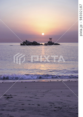 大分県杵築市の奈多海岸に昇る初日の出 大分県杵築市の奈多海岸に昇る初日の出 98302187