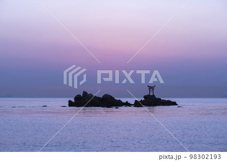 夜明け前の大分県杵築市の奈多海岸 夜明け前の大分県杵築市の奈多海岸 98302193