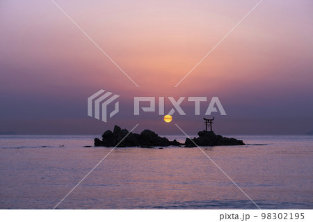 大分県杵築市の奈多海岸に昇る初日の出 大分県杵築市の奈多海岸に昇る初日の出 98302195