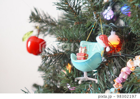 クリスマスツリーに飾っているオーナメント クリスマスツリーに飾っているオーナメント 98302197