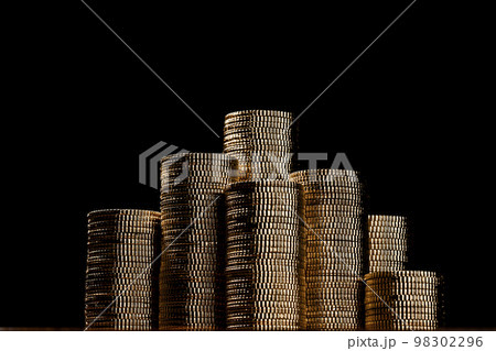 積み上げた金貨のイメージ 積み上げた金貨のイメージ 98302296