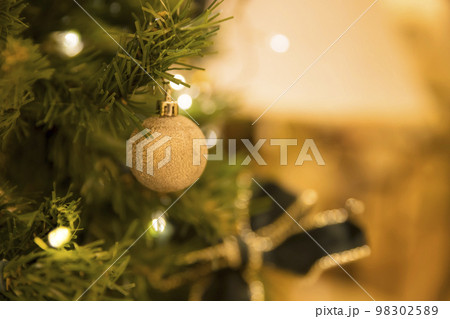 クリスマスイメージ ツリーとオーナメント クリスマスイメージ ツリーとオーナメント 98302589