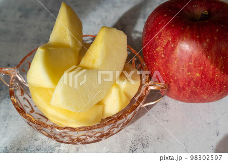 カットされたリンゴ カットされたリンゴ 98302597