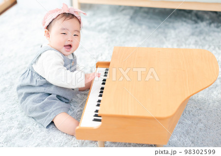 ピアノと笑顔の赤ちゃん 98302599