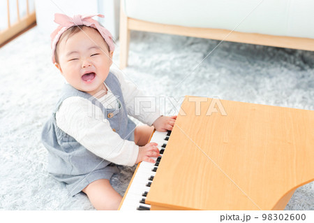 ピアノと笑顔の赤ちゃん 98302600