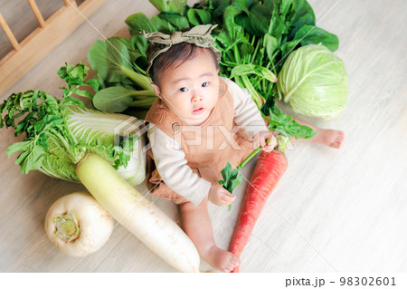 野菜と赤ちゃん 野菜と赤ちゃん 98302601