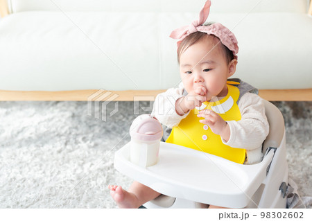 手掴み食べ　おやつ　食事 98302602