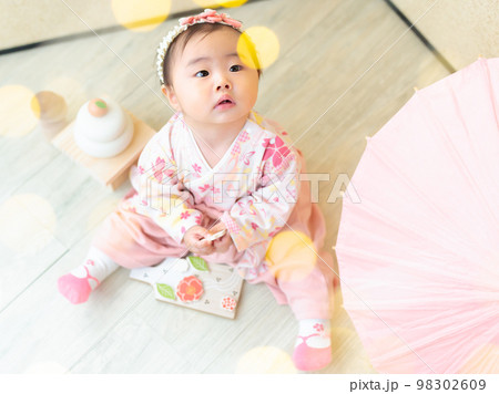 初正月の赤ちゃん　羽子板　生後8ヶ月 98302609