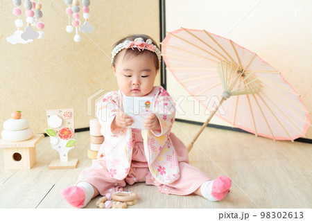 お年玉をもらう赤ちゃん　生後8ヶ月 98302613