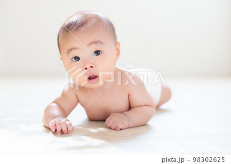 うつ伏せの赤ちゃん　タミータイム　首すわりが完了した赤ちゃん　生後4ヶ月 98302625