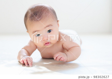 うつ伏せの赤ちゃん　タミータイム　首すわりが完了した赤ちゃん　生後4ヶ月 98302627