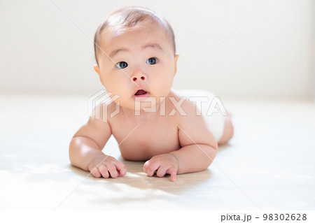 うつ伏せの赤ちゃん　タミータイム　首すわりが完了した赤ちゃん　生後4ヶ月 98302628