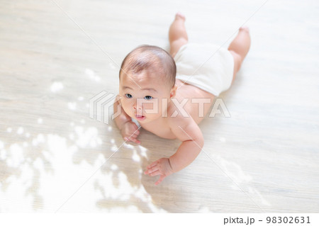 うつ伏せができるようになった赤ちゃん タミータイム 首すわりが完了した赤ちゃん 生後4ヶ月 うつ伏せができるようになった赤ちゃん タミータイム 首すわりが完了した赤ちゃん 生後4ヶ月 98302631