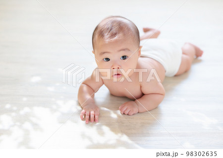 うつ伏せの赤ちゃん タミータイム 首すわりが完了した赤ちゃん 生後4ヶ月 うつ伏せの赤ちゃん タミータイム 首すわりが完了した赤ちゃん 生後4ヶ月 98302635