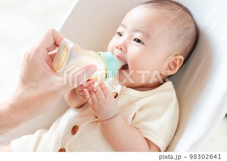 ミルクを飲みながらクーイングする赤ちゃん 98302641
