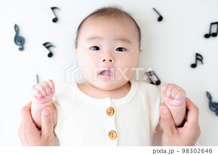 音符と赤ちゃん 手遊び 歌いかけ イメージ 音符と赤ちゃん 手遊び 歌いかけ イメージ 98302646