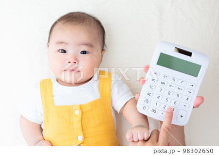 電卓と赤ちゃん 98302650