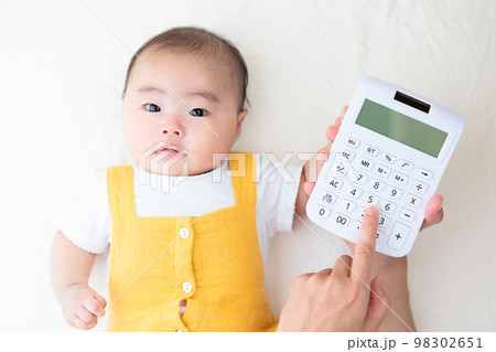 電卓と赤ちゃん 電卓と赤ちゃん 98302651