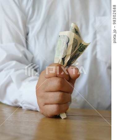 三千円を握りしめる人物 三千円を握りしめる人物 98302688