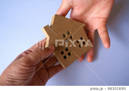 実家を相続するイメージ 98302690