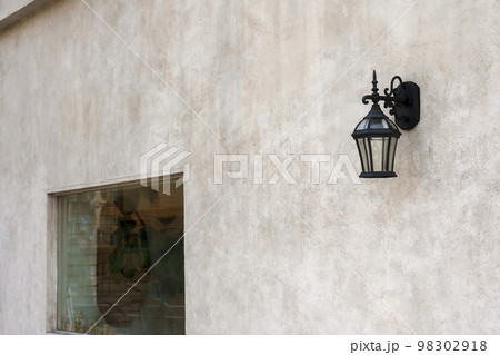 背景素材　外壁　レトロな街灯 98302918