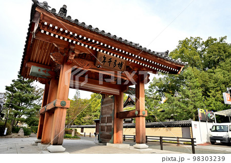 福岡市の風景　博多千年門 98303239