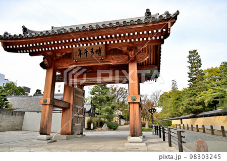 福岡市の風景　博多千年門 98303245