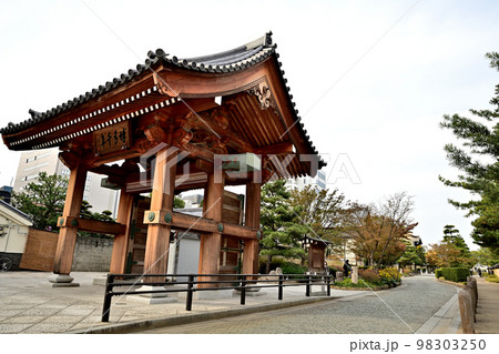 福岡市の風景　博多千年門 98303250