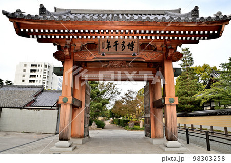 福岡市の風景　博多千年門 98303258