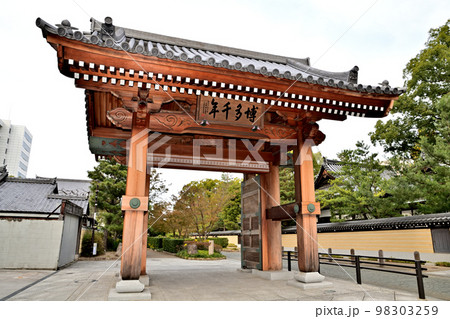 福岡市の風景　博多千年門 98303259