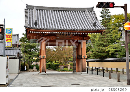 福岡市の風景　博多千年門 98303269