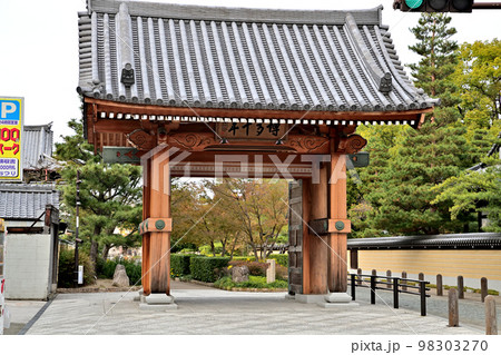 福岡市の風景　博多千年門 98303270