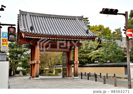 福岡市の風景　博多千年門 98303271