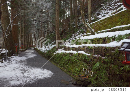 参道と手水の風景_貴船神社奥宮 98303515