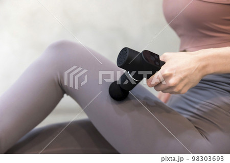 筋膜リリースガンを使う女性足元 筋膜リリースガンを使う女性足元 98303693